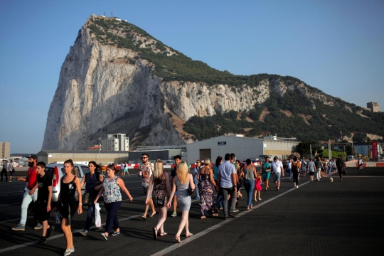 Uniknya Bandara Gibraltar, miliki landasan pacu sekaligus jalan raya