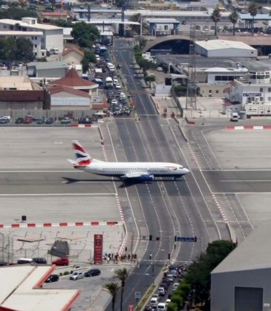 Uniknya Bandara Gibraltar, miliki landasan pacu sekaligus jalan raya