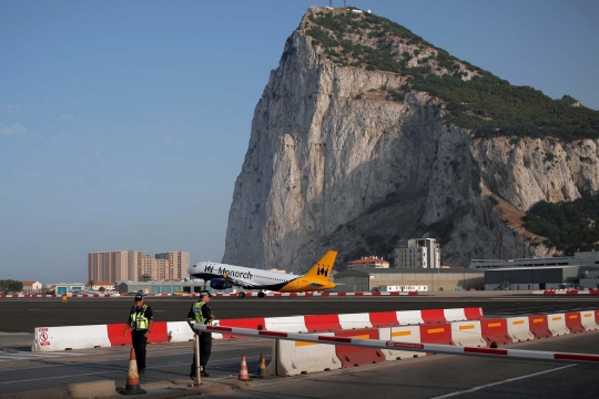 Uniknya Bandara Gibraltar, miliki landasan pacu sekaligus jalan raya