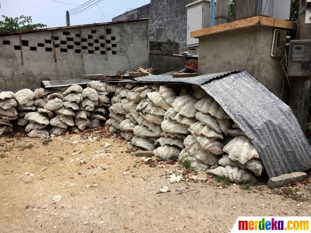 Foto Melihat produksi kerajinan  kerang  mutiara raksasa 