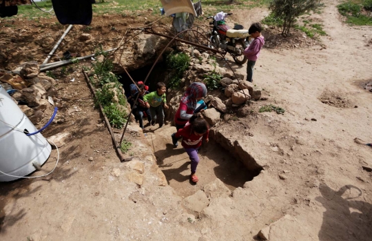 Meratapi bocah korban perang Suriah sekolah di dalam gua