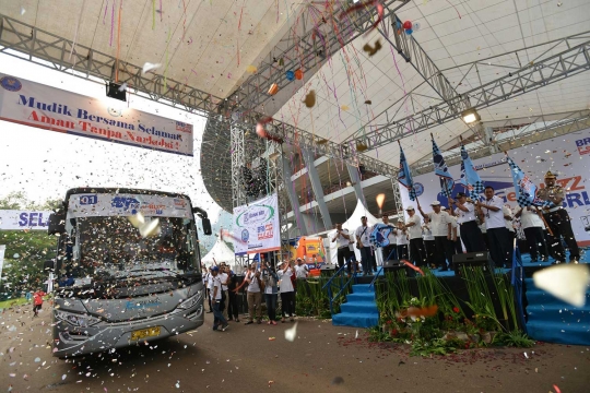 Badut meriahkan pelepasan mudik gratis bareng BRI di Senayan