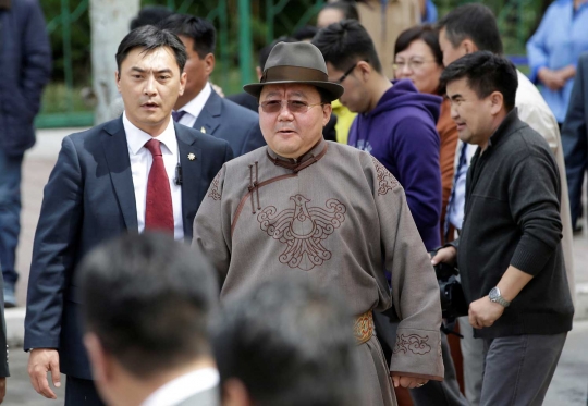 Unik, Presiden Mongolia tampil berbaju tradisional saat nyoblos