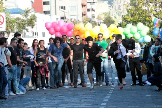 Aksi para kaum LGBT berpacu dalam lomba lari sepatu hak tinggi