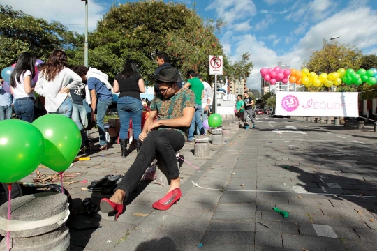 Aksi para kaum LGBT berpacu dalam lomba lari sepatu hak tinggi