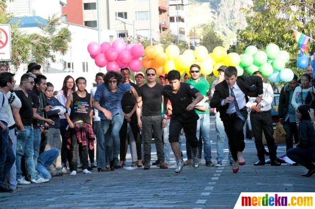 Foto : Aksi para kaum LGBT berpacu dalam lomba lari sepatu 