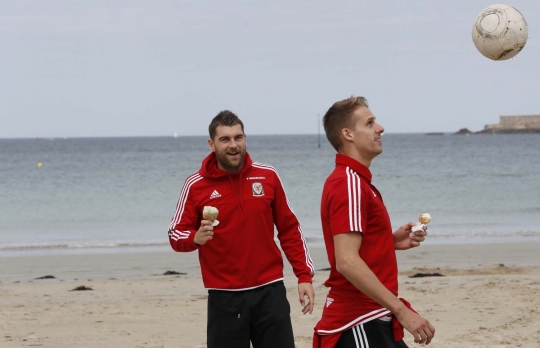 Gaya 'woles' pemain Wales latihan sambil makan es krim