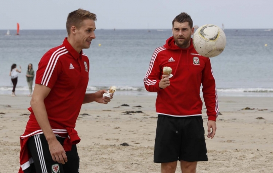 Gaya 'woles' pemain Wales latihan sambil makan es krim