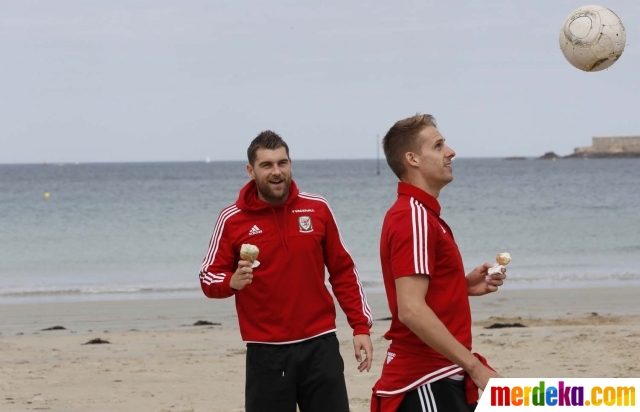 Foto Gaya Woles Pemain Wales Latihan Sambil Makan Es