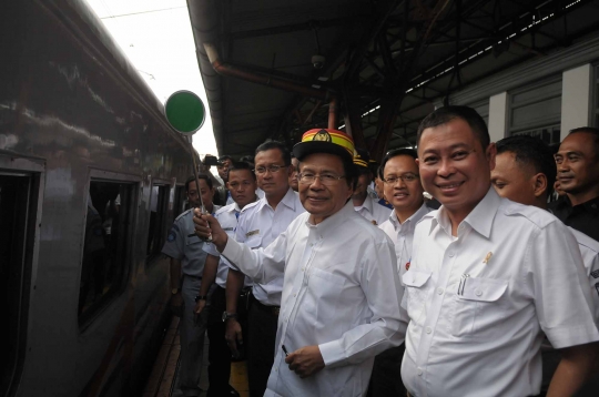 Menteri Rizal Ramli & Jonan sidak arus mudik di Stasiun Pasar Senen