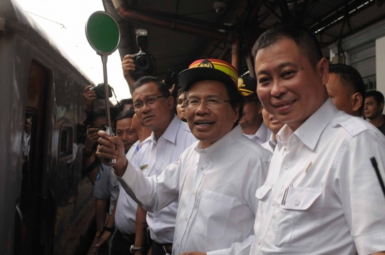 Menteri Rizal Ramli & Jonan sidak arus mudik di Stasiun Pasar Senen