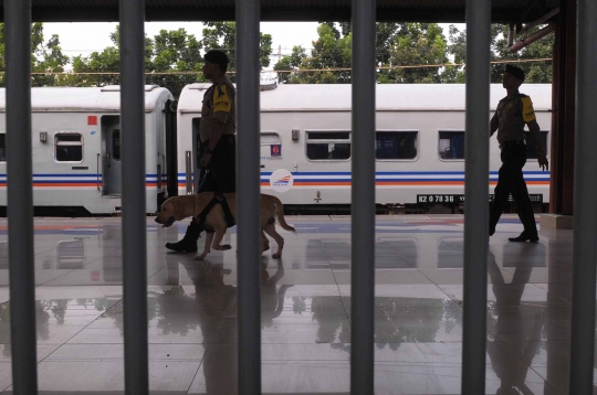 Menteri Rizal Ramli & Jonan sidak arus mudik di Stasiun Pasar Senen