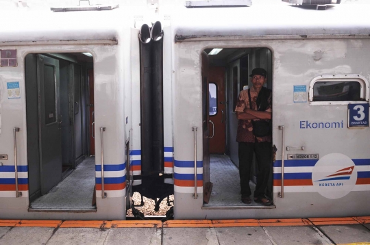 Menteri Rizal Ramli & Jonan sidak arus mudik di Stasiun Pasar Senen