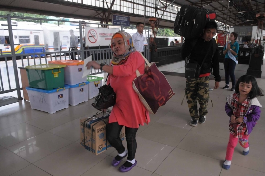 Menteri Rizal Ramli & Jonan sidak arus mudik di Stasiun Pasar Senen