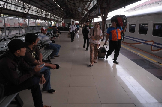 Menteri Rizal Ramli & Jonan sidak arus mudik di Stasiun Pasar Senen