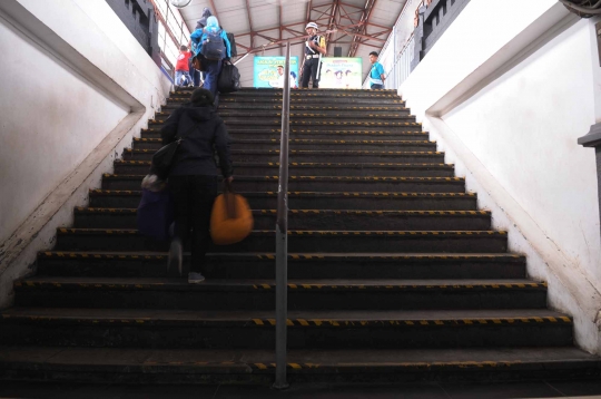 Menteri Rizal Ramli & Jonan sidak arus mudik di Stasiun Pasar Senen