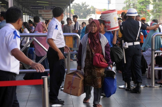 Menteri Rizal Ramli & Jonan sidak arus mudik di Stasiun Pasar Senen