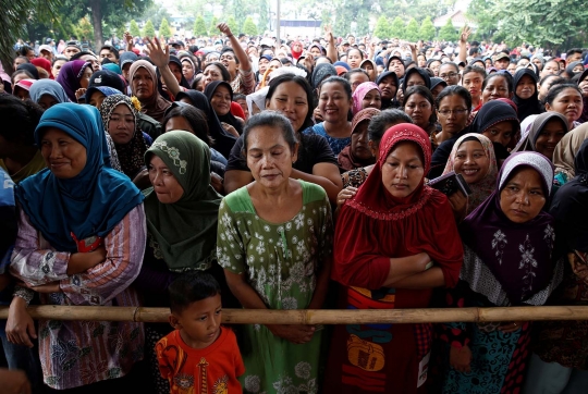 Ratusan ibu-ibu padati bazar daging di Cilincing