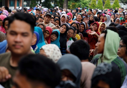 Ratusan ibu-ibu padati bazar daging di Cilincing