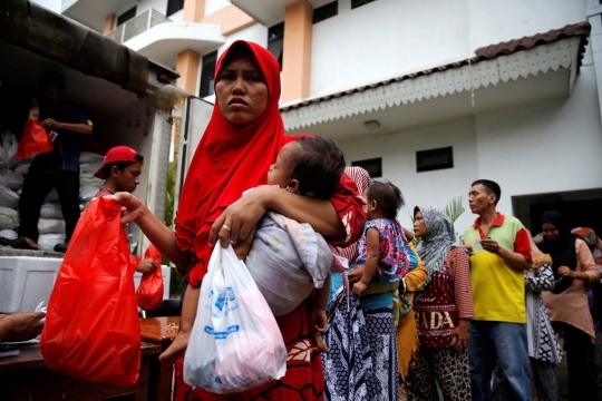 Ratusan ibu-ibu padati bazar daging di Cilincing