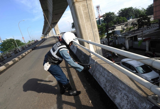 Akibat kabel melintang pengendara motor tewas di atas flyover