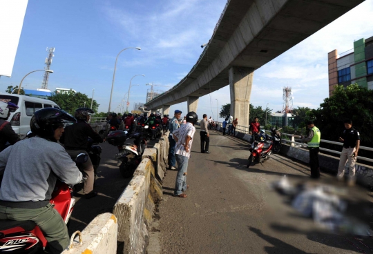 Akibat kabel melintang pengendara motor tewas di atas flyover