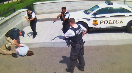 Ini detik-detik pria bersenjata nekat terobos Gedung Putih