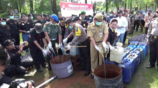 Ribuan liter miras berbagai jenis dimusnahkan di Solo