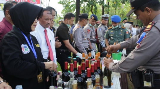 Ribuan liter miras berbagai jenis dimusnahkan di Solo