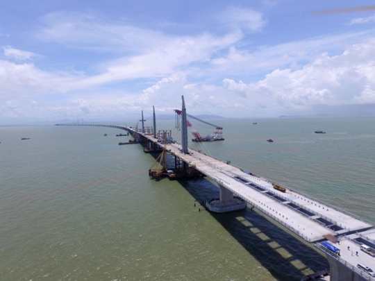 Melihat pembangunan jembatan laut terpanjang di dunia