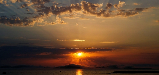 Menikmati keindahan sunset di Marseille