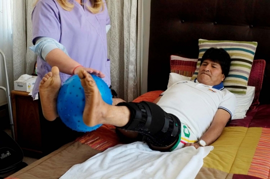 Presiden Bolivia alami cedera kaki usai main sepak bola