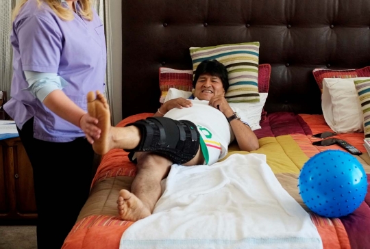 Presiden Bolivia alami cedera kaki usai main sepak bola