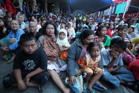 Demi sedekah Rp 20.000, ribuan warga Kediri antre desak-desakan