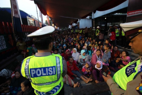 Demi sedekah Rp 20.000, ribuan warga Kediri antre desak-desakan