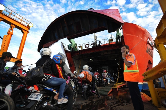 Penampakan ribuan kendaraan terus padati Pelabuhan Merak