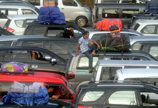 Penampakan ribuan kendaraan terus padati Pelabuhan Merak