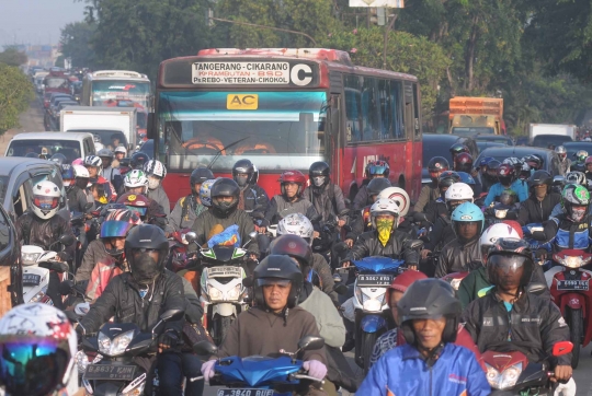 Arus mudik jalur Cikarang macet total