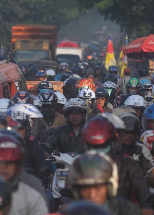 Arus mudik jalur Cikarang macet total