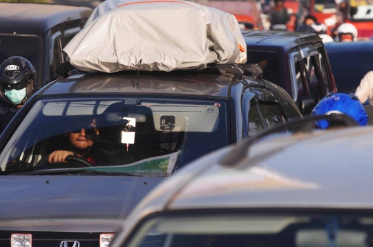 Arus mudik jalur Cikarang macet total