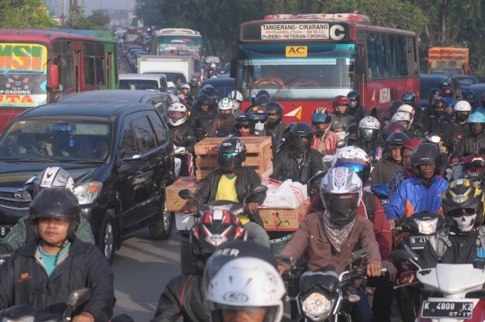 Arus mudik jalur Cikarang macet total