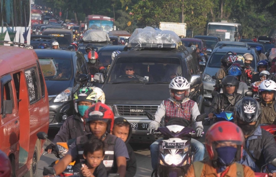 Arus mudik jalur Cikarang macet total