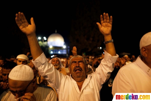 Foto : Tangis doa di berbagai negara sambut malam Lailatul 