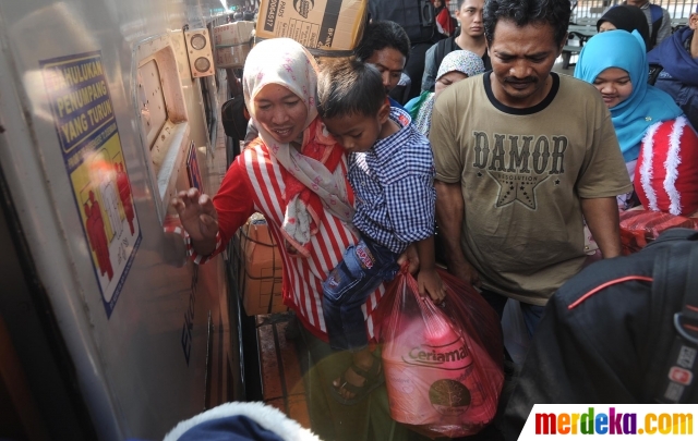 Foto : H-3, ribuan pemudik diberangkatkan dari Stasiun 