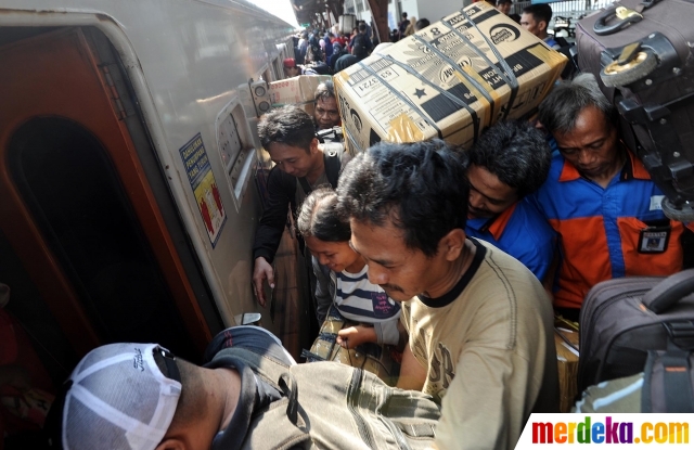 Foto : H-3, ribuan pemudik diberangkatkan dari Stasiun 