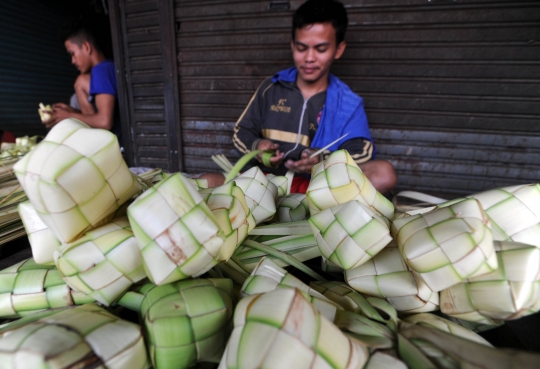 Penjual ketupat musiman menjamur jelang Lebaran