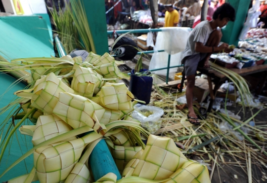 Penjual ketupat musiman menjamur jelang Lebaran