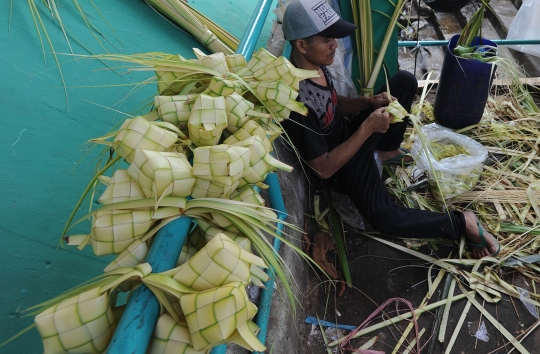 Penjual ketupat musiman menjamur jelang Lebaran