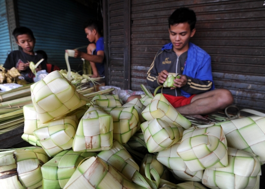 Penjual ketupat musiman menjamur jelang Lebaran