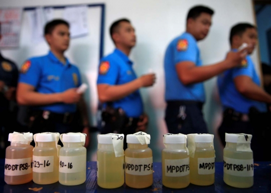 Wajah tegang polisi di Filipina jalani tes urine narkoba